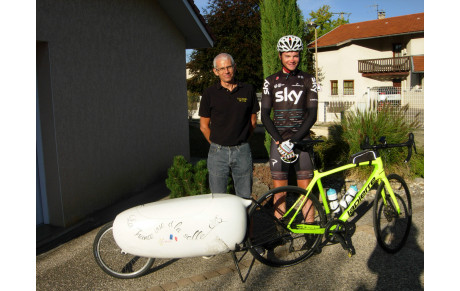 Un cyclo réalisant un Tour de France de passage à Vaux en Bugey